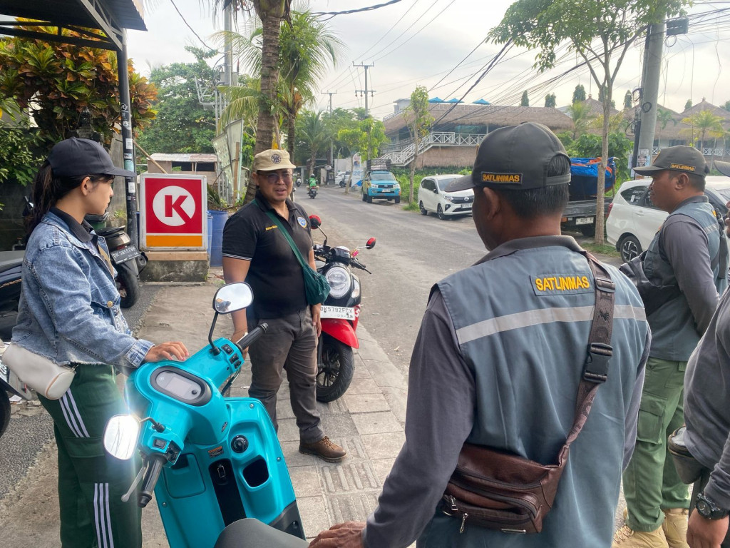 Pengecekan Lokasi untuk Pemasangan Papan Himbauan Dilarang Parkir di Jalan Pantai Pererenan